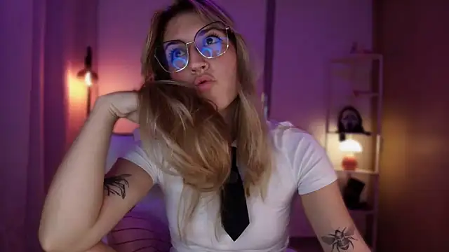 Dakotaa  online show from March 24, 1:10 am