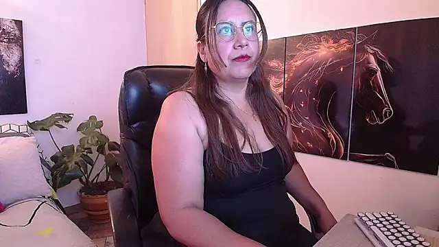 Snapshot of amalia_brunette chatting on June 25, 10:36 pm amalia brunette online show from June 25, 10:36 pm