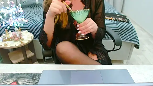 EveLove33 online show from April 18, 6:01 pm