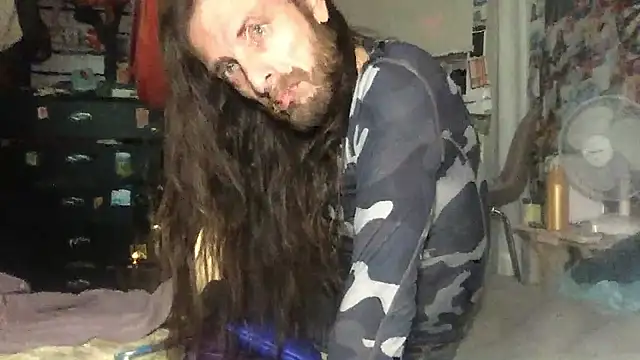 Snapshot of DownstairsSky chatting on October 25, 3:58 am DownstairsSky online show from October 25, 3:58 am