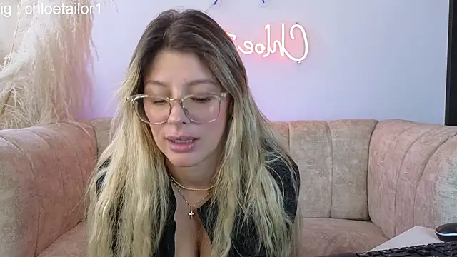 ChloeTailor  online show from February 12, 7:24 pm