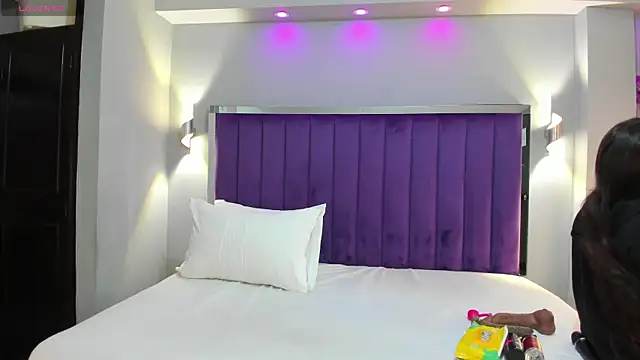 Snapshot of SaraRiley chatting on September 10, 10:43 pm SaraRiley online show from September 10, 10:43 pm