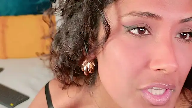 ShanialaFrancaise online show from April 8, 11:54 am