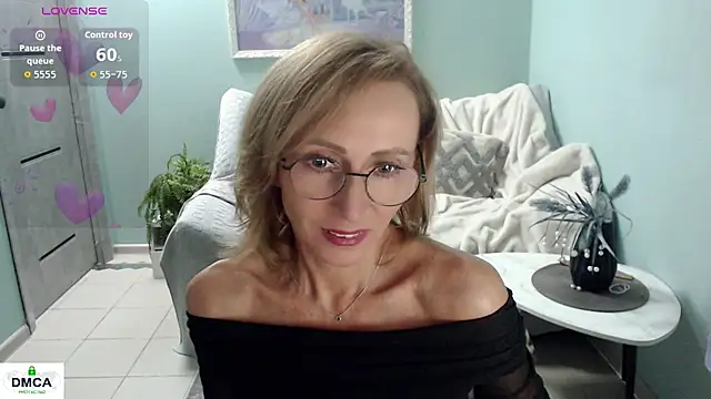 Snapshot of HornyMilf_777 chatting on July 18, 7:12 am HornyMilf 777 online show from July 18, 7:12 am