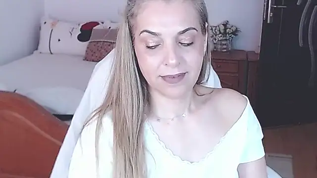 Snapshot of evamaria2024 chatting on May 6, 7:02 am evamaria2024 online show from May 6, 7:02 am