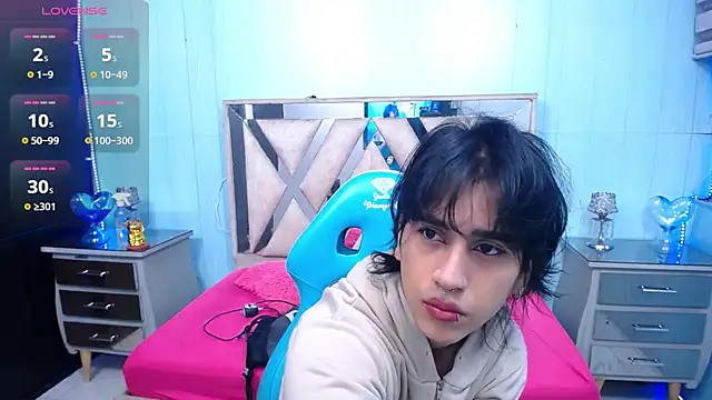 Snapshot of alex_477 chatting on June 16, 11:35 am alex 477 online show from June 16, 11:35 am