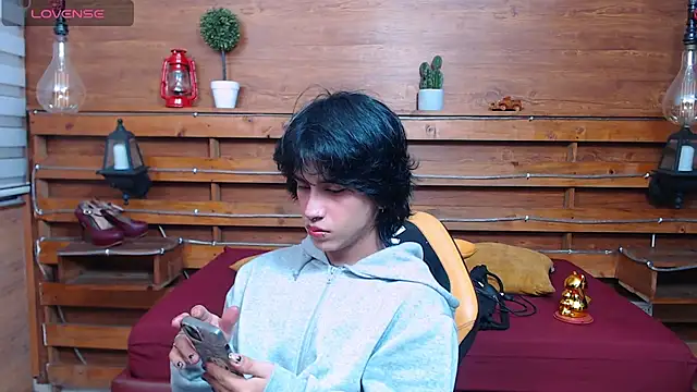 Snapshot of alex_477 chatting on June 25, 11:37 am alex 477 online show from June 25, 11:37 am