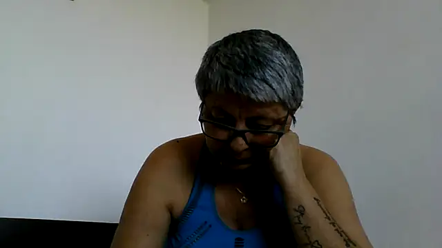 roseblak42 online show from May 28, 12:35 pm