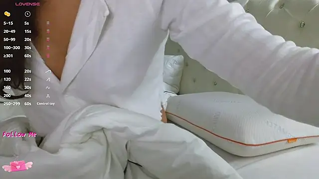 LaraSkinny online show from November 12, 2:23 am