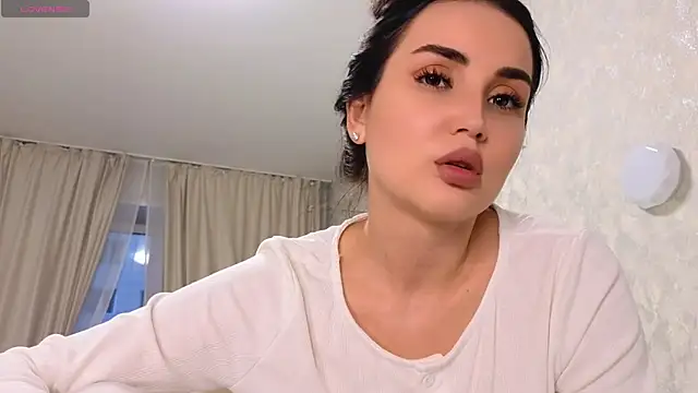 LaraSkinny online show from April 2, 1:20 pm