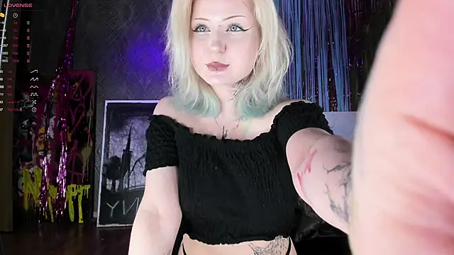 Snapshot of little_grinch666 chatting on December 25, 3:38 pm little grinch666 online show from December 25, 3:38 pm