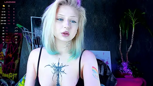 Snapshot of little_grinch666 chatting on January 23, 6:03 pm little grinch666 online show from January 23, 6:03 pm