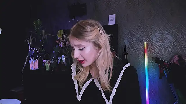 Snapshot of little_grinch666 chatting on December 22, 6:49 pm little grinch666 online show from December 22, 6:49 pm