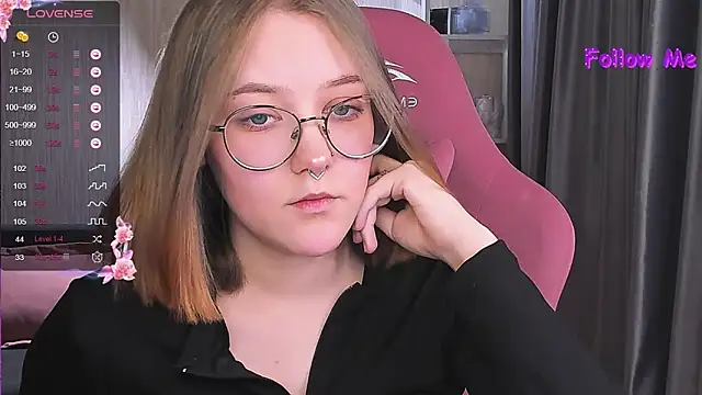 Snapshot of bunny_bubble chatting on December 5, 9:39 pm bunny bubble online show from December 5, 9:39 pm