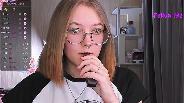 Snapshot of bunny_bubble chatting on December 29, 12:41 am bunny bubble online show from December 29, 12:41 am