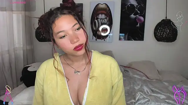 Snapshot of kyliejenner_hot chatting on February 16, 8:55 pm kyliejenner hot online show from February 16, 8:55 pm