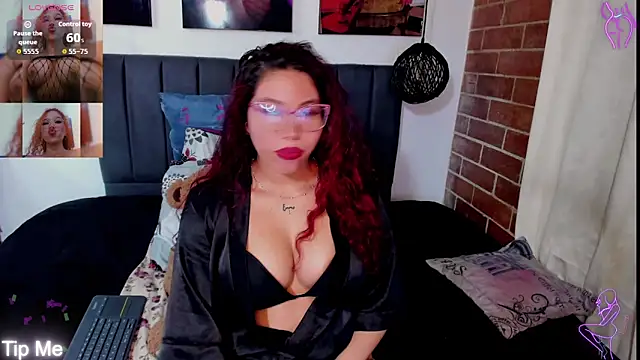 Snapshot of kyliejenner_hot chatting on October 10, 2:43 am kyliejenner hot online show from October 10, 2:43 am
