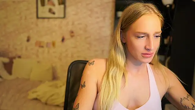 Nicolette  Shea  online show from December 1, 9:14 am