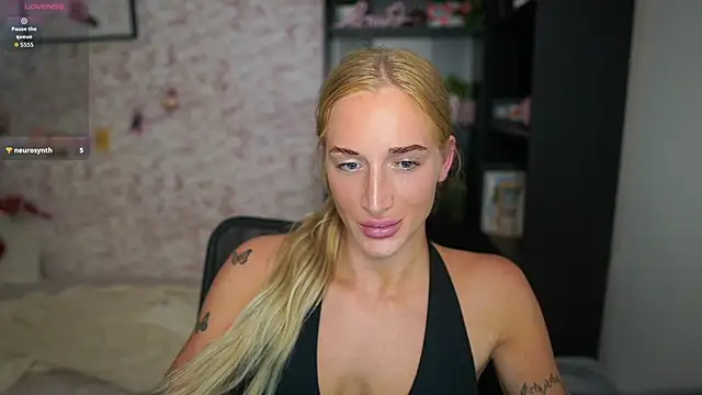 Snapshot of Nicolette__Shea_ chatting on February 4, 8:03 pm Nicolette Shea online show from February 4, 8:03 pm
