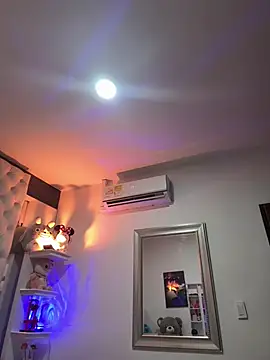 Snapshot of ZarahEvans chatting on February 13, 10:54 pm ZarahEvans online show from February 13, 10:54 pm