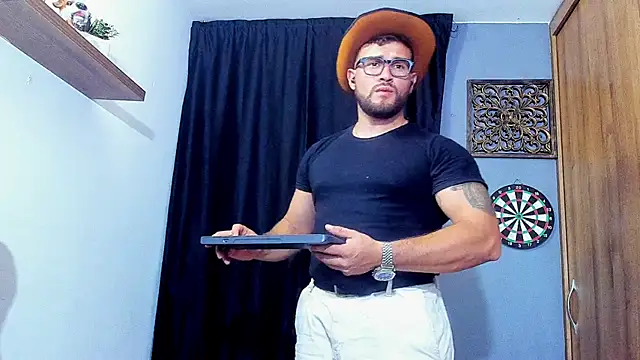Snapshot of AndrewDiaz chatting on April 26, 12:41 am AndrewDiaz online show from April 26, 12:41 am