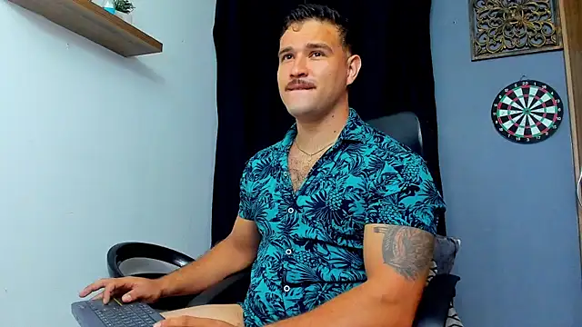 Snapshot of AndrewDiaz chatting on June 12, 10:25 am AndrewDiaz online show from June 12, 10:25 am