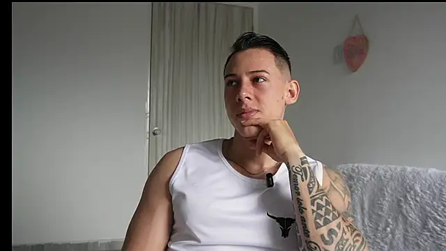 Snapshot of Muscle_King_Cum chatting on May 13, 1:19 pm Muscle King Cum online show from May 13, 1:19 pm