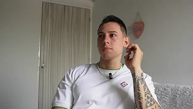 Snapshot of Muscle_King_Cum chatting on May 18, 2:56 pm Muscle King Cum online show from May 18, 2:56 pm