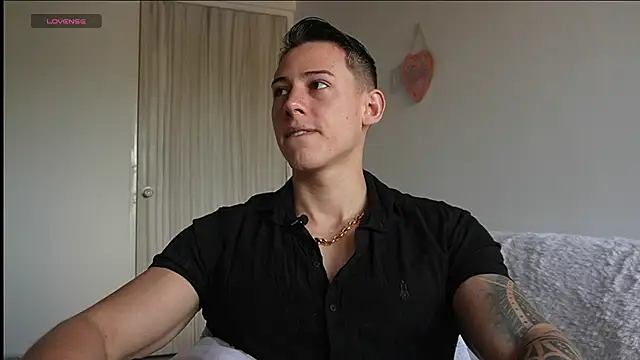 Snapshot of Muscle_King_Cum chatting on June 2, 1:24 pm Muscle King Cum online show from June 2, 1:24 pm