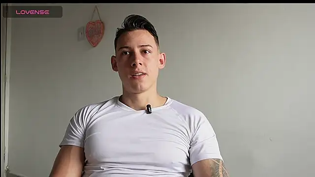 Snapshot of Muscle_King_Cum chatting on June 18, 1:26 pm Muscle King Cum online show from June 18, 1:26 pm