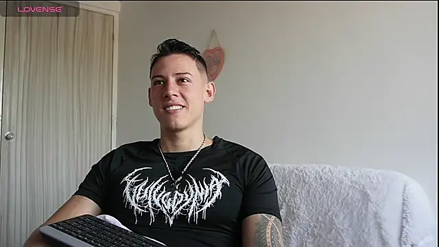 Snapshot of Muscle_King_Cum chatting on June 24, 1:43 pm Muscle King Cum online show from June 24, 1:43 pm