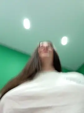 Snapshot of dreams4u chatting on March 1, 12:45 pm dreams4u online show from March 1, 12:45 pm