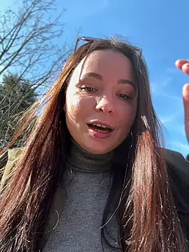 Snapshot of dreams4u chatting on March 7, 9:51 am dreams4u online show from March 7, 9:51 am