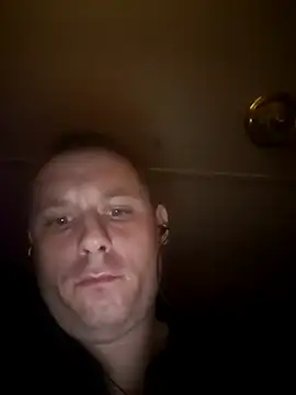 Snapshot of Dut421@xh chatting on August 4, 9:23 am Dut421xh online show from August 4, 9:23 am
