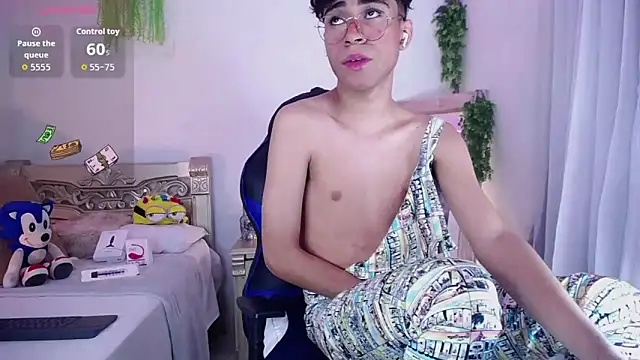 Snapshot of huge_armound chatting on September 25, 5:44 am huge armound online show from September 25, 5:44 am
