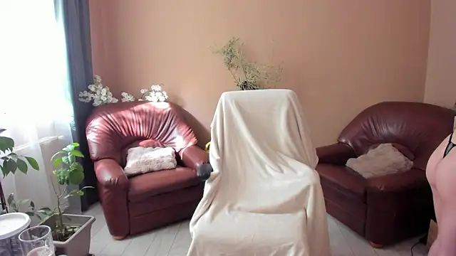 Snapshot of KaylaLaine chatting on April 24, 6:27 am KaylaLaine online show from April 24, 6:27 am