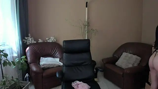 Snapshot of KaylaLaine chatting on May 11, 7:14 am KaylaLaine online show from May 11, 7:14 am