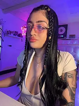 Snapshot of lucianaroy chatting on April 19, 8:22 pm lucianaroy online show from April 19, 8:22 pm