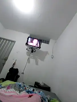 Snapshot of lucyy06 chatting on April 3, 2:31 am lucyy06 online show from April 3, 2:31 am
