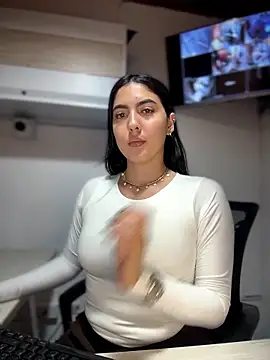 Snapshot of MarianaBenz chatting on May 17, 12:30 am MarianaBenz online show from May 17, 12:30 am