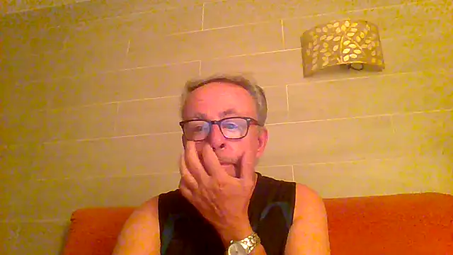 Snapshot of tuggy59 chatting on June 28, 4:18 am tuggy59 online show from June 28, 4:18 am