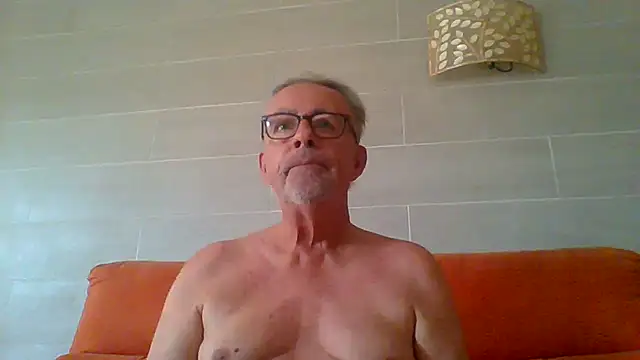 Snapshot of tuggy59 chatting on July 7, 6:47 am tuggy59 online show from July 7, 6:47 am
