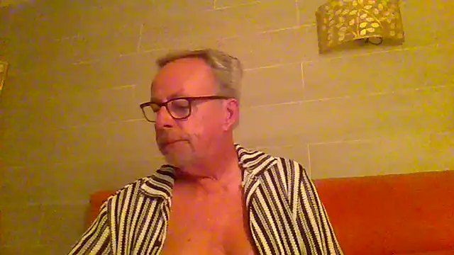 Snapshot of tuggy59 chatting on July 9, 4:05 am tuggy59 online show from July 9, 4:05 am