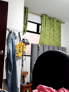 Snapshot of CurvySara1 chatting on February 15, 9:11 pm CurvySara1 online show from February 15, 9:11 pm