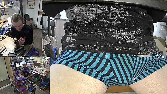 Snapshot of Happy_Michal chatting on December 20, 1:00 pm Happy Michal online show from December 20, 1:00 pm