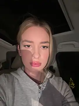 Snapshot of EvieEvans chatting on December 4, 7:56 pm EvieEvans online show from December 4, 7:56 pm