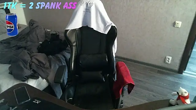 Snapshot of izilizi_23 chatting on June 4, 7:47 am izilizi 23 online show from June 4, 7:47 am