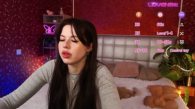 JulieHeets online show from February 13, 7:56 am