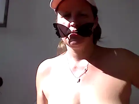 Snapshot of DragoneSFR chatting on March 5, 11:38 am DragoneSFR online show from March 5, 11:38 am