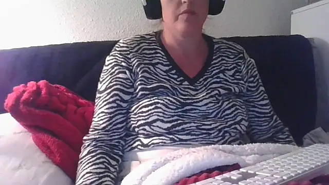 Snapshot of DragoneSFR chatting on October 5, 6:17 pm DragoneSFR online show from October 5, 6:17 pm